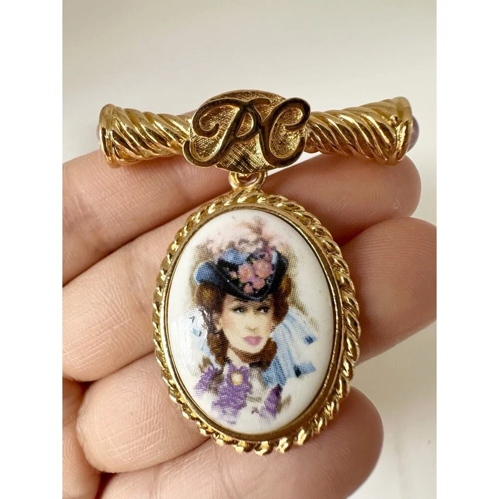 Vintage AVON 1996-97 Presidents Club RC Oval Dangle Picture Cameo Brooch Pin
